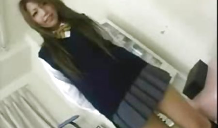 تیا جونز بیدمشک مودار خود را روی ویبراتور مورد علاقه خود می چرخاند سکس زنان خارجی با حیوانات