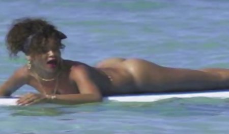 گیلاس فیلم خارجی سکسی جدید پوپنس آن مرد را زیر میز ماساژ می خورد