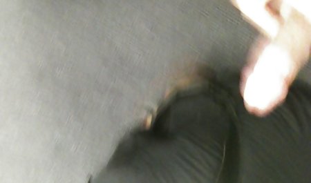 بلوند کالی اسپارکس ویدیوسکس خارجی با فشار دادن شورت خود یک خروس را می گیرد