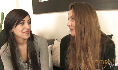 دختری لاغر با شکاف بی نظم در دوش می شست ودیوسکس خارجی