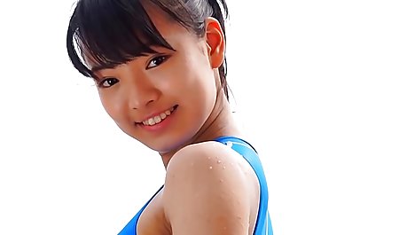 لوسی دال پاهای بازی سکسی خارجی خود را جلوی راننده ثروتمند پخش کرد