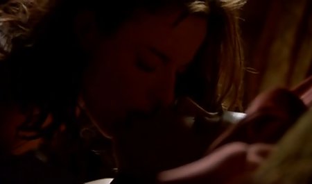 یک عوضی جوان با دو سطل سکس جذاب خارجی