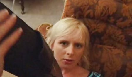 این مدل فیلم سکس خارجی بدون فیلتر یک dildo ضخیم قرمز را در قسمت جلویی قرار می دهد