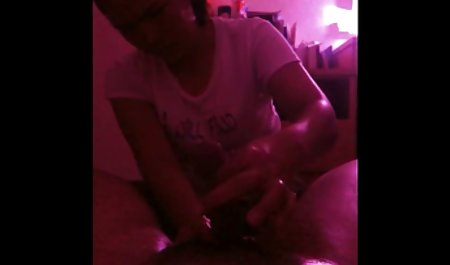 نیکول فیلم سکسی خانوادگی خارجی آنیستون در لباس توری یک دستبند را امتحان می کند