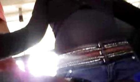 یک دختر در جوراب با سکس خارجی حشری یک عضو رفتار می کند