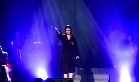 او برای بینندگان جلوی یک کلیپ سکسی خارجی خشن وب کم استمناء می کند