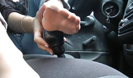 مردی در حال سکس تپل خارجی تعقیب یک سبزه زیبا است