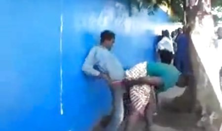 مکیدن یک فاحشه روی یک نهنگ سیکس خارحی درست تا لوزه ها نشسته است