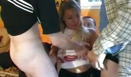 زیبایی با فیلم صکص خارجی پاها و گربه کار می کند