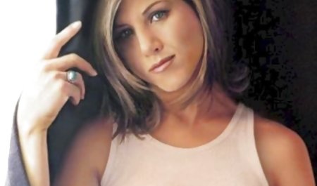 دختر استمناء فیلم سکسی کیرتوکس ، با پاهای خود کمک می کند