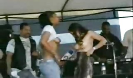 او به بلوند داد تا مقعد خود را در ماشین نوازش دانلود فیلم سکسی خارجی کامل دهد