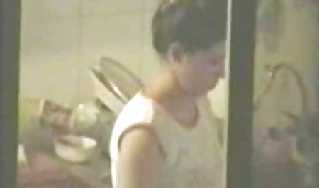 دست این مرد قبلاً واژن را زانو می زند و فیلم سکس خا ر جی آن را هدایت می کند