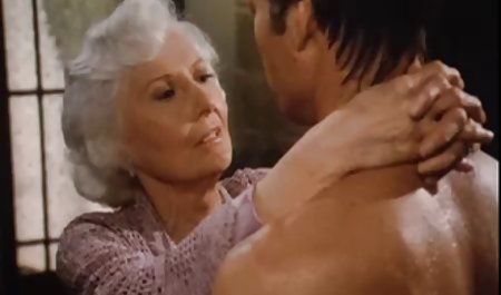 زن فیلم سکس خا ر جی و شوهر سیاه و سفید در اتاق خواب رابطه جنسی دارند