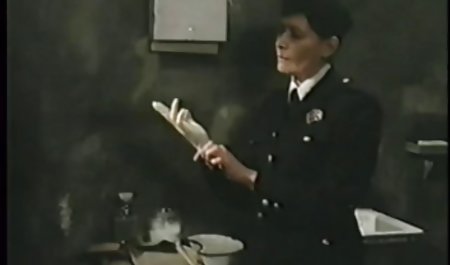 بستی تیلور سکس خارجی دوجنسه در حمام خودارضایی می کند