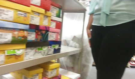 یک خانم خندان با یک شانه سکس جنده خارجی خودارضایی می کند